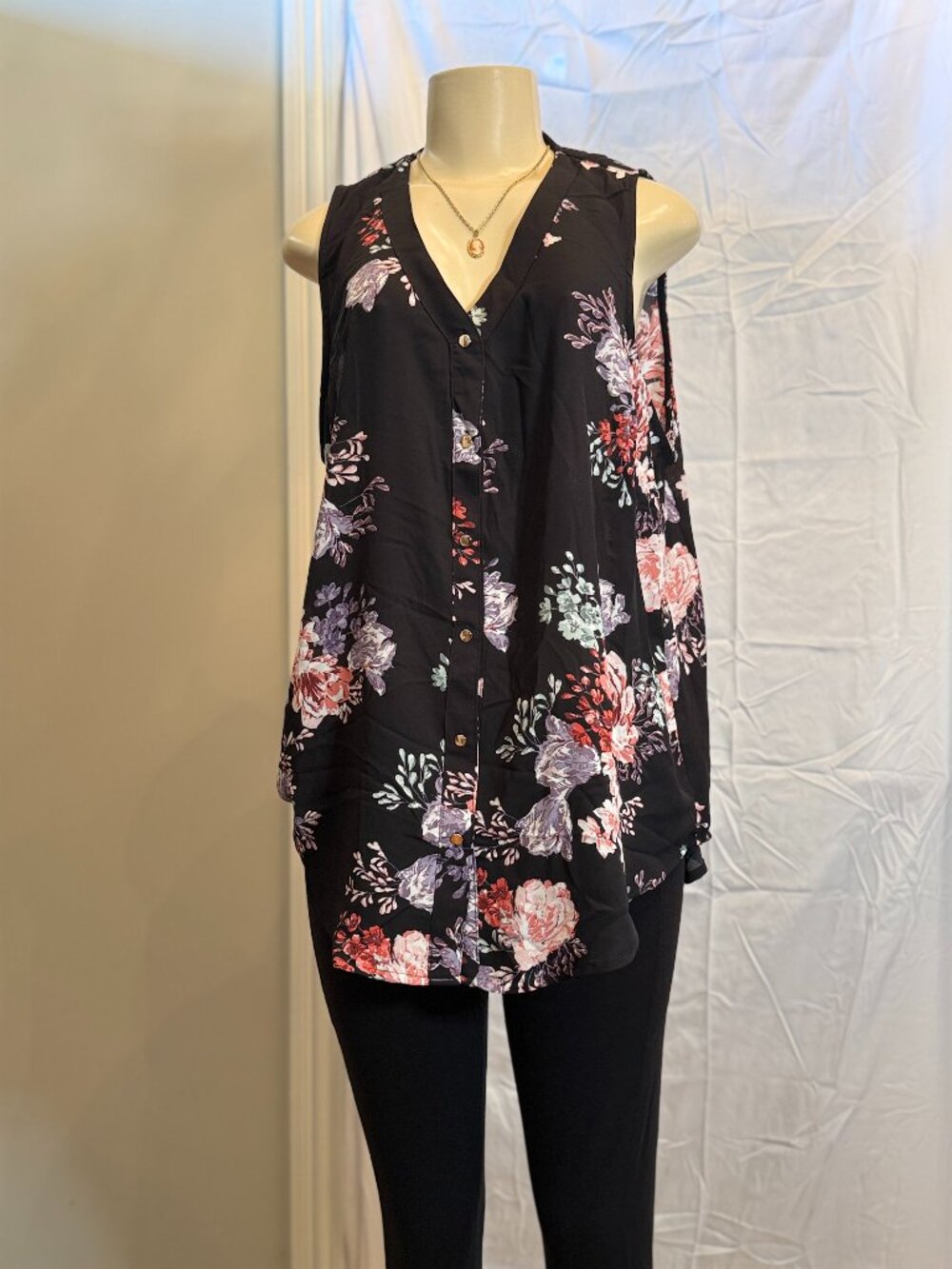 Maurice's Sleeveless Blouse Floral w/Metallic Gold Buttons Women's Plus size 0X